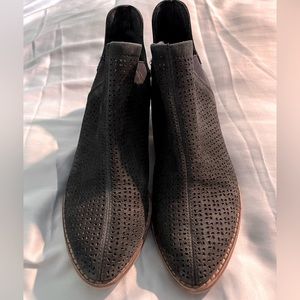 Vince Camuto black booties size 5